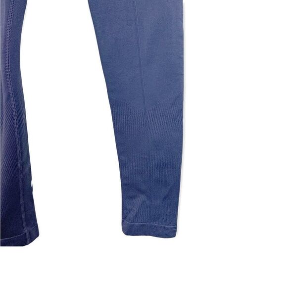 Yummie Crop Length Indigo Seamless Blue Leggings Size Small/Medium (P2) - Picture 5 of 7